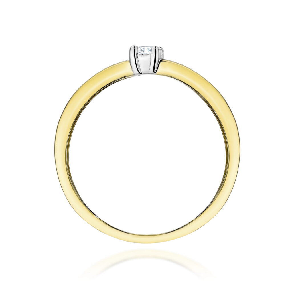 Złoty pierścionek z diamentem, minimalistyczny design, błyszcząca powierzchnia.