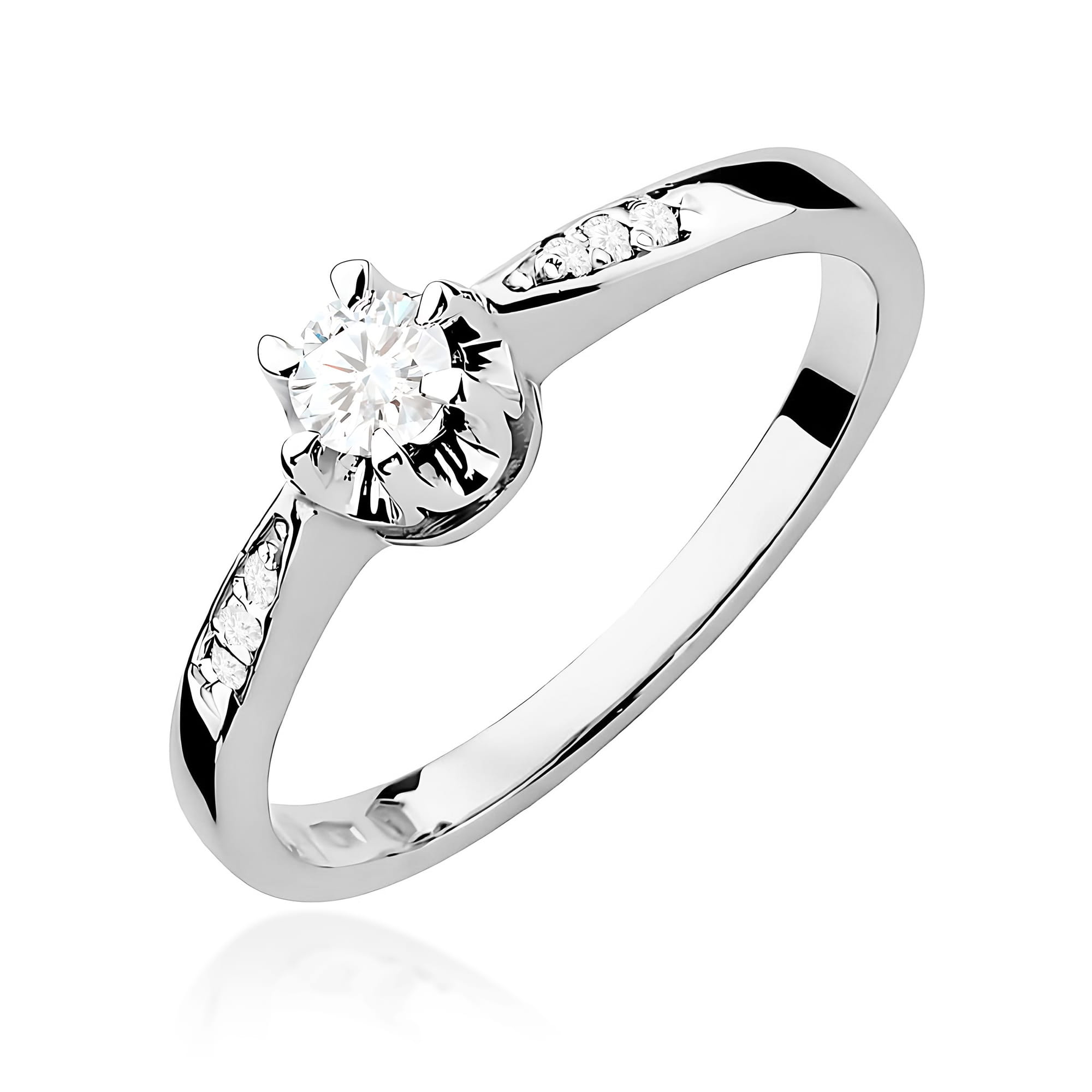 W0291.B3.LDW.01_1 Srebrny pierścionek z diamentem w centralnej części i małymi kamieniami po bokach.