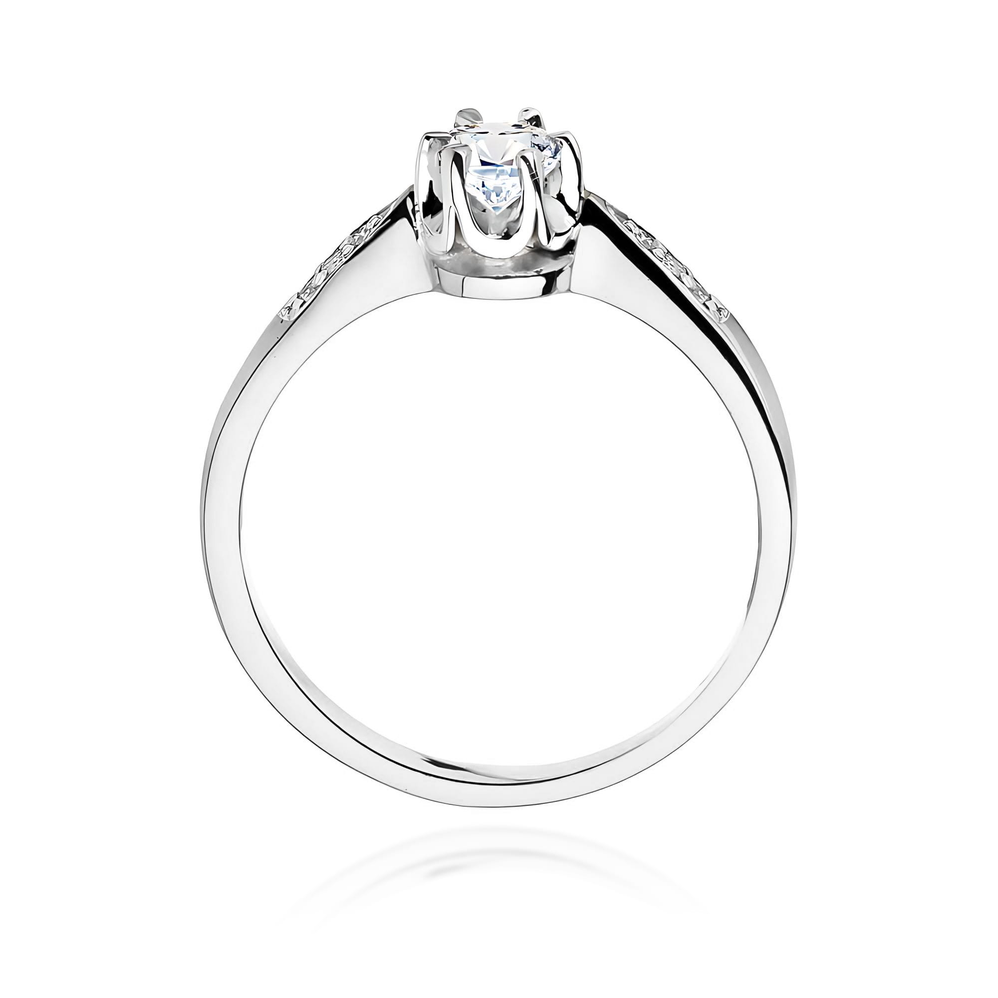 W0291.B3.LDW.01_3 Pierścionek z diamentem w kształcie owalnym, osadzony na błyszczącej, srebrnej obrączce.