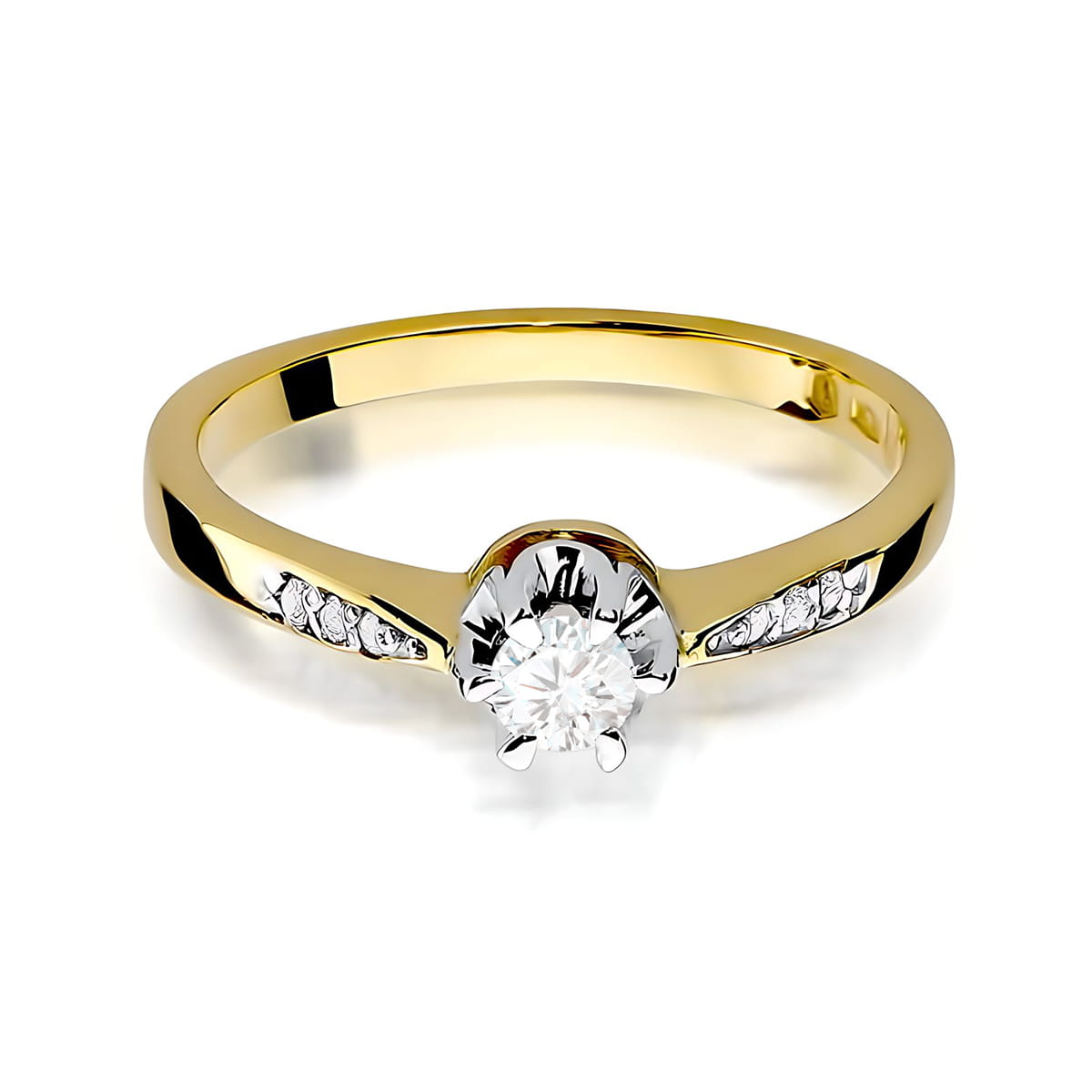 W0291.Z3.LDW.01_2 Złoty pierścionek z diamentem w centralnej części i mniejszymi kamieniami po bokach.