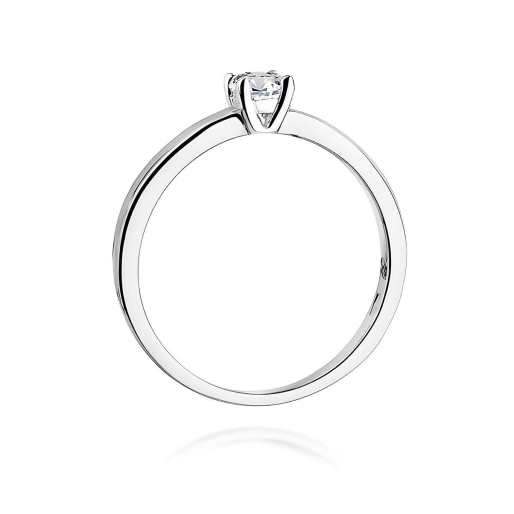 Srebrny pierścionek z diamentem, minimalistyczny design, błyszcząca powierzchnia.