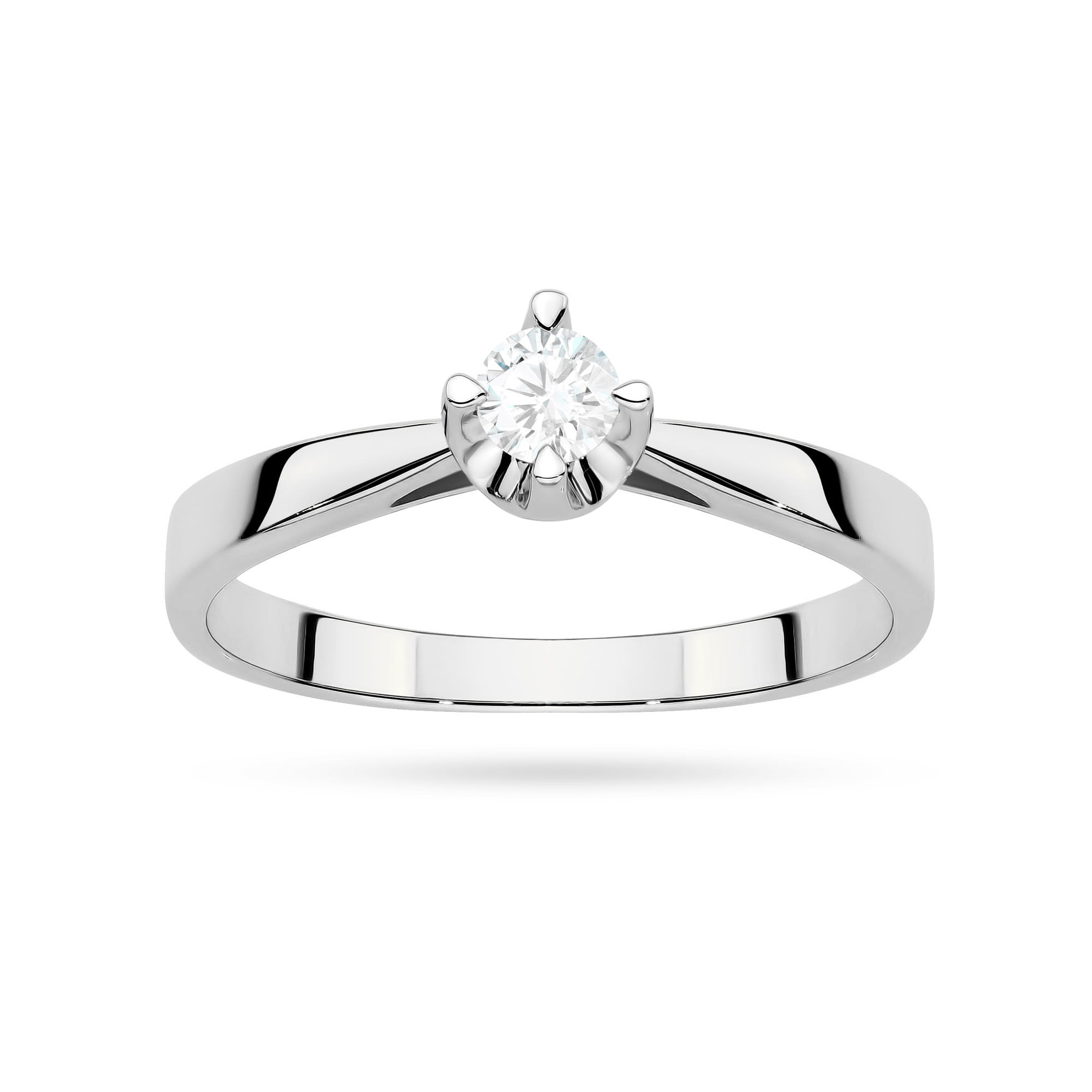 W0293.B3.LDW.01_4 Srebrny pierścionek z diamentem w centralnej części, o prostym, eleganckim designie.