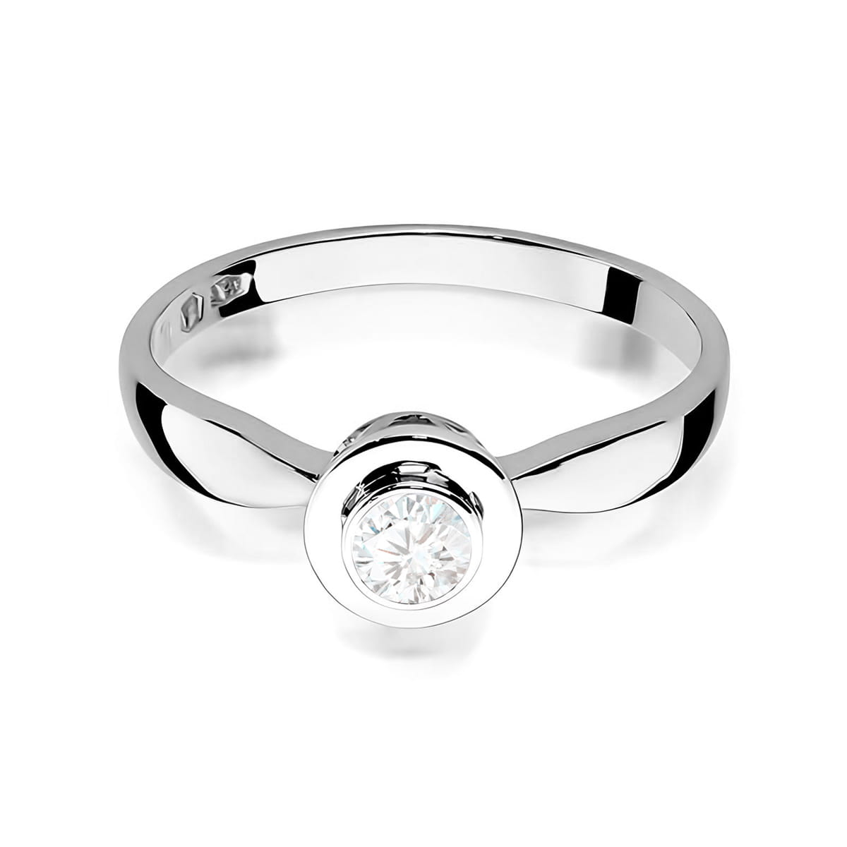 W0294.B3.DIW.04_2 Srebrny pierścionek z okrągłym diamentem osadzonym w centralnej części.