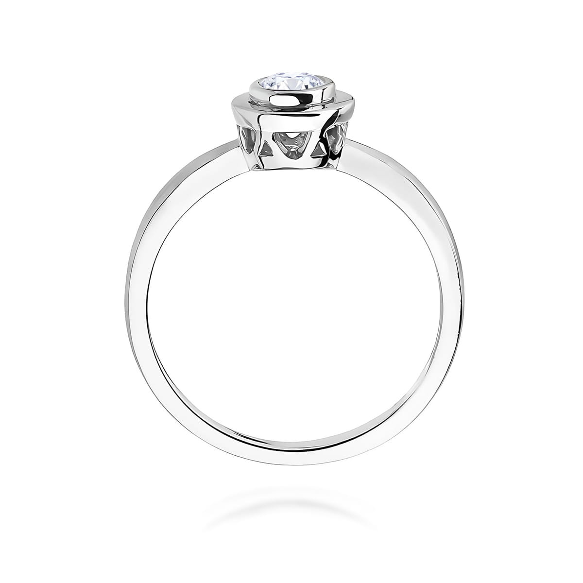 W0294.B3.DIW.05_3 Srebrny pierścionek z dużym, błyszczącym diamentem osadzonym w eleganckiej koronie.