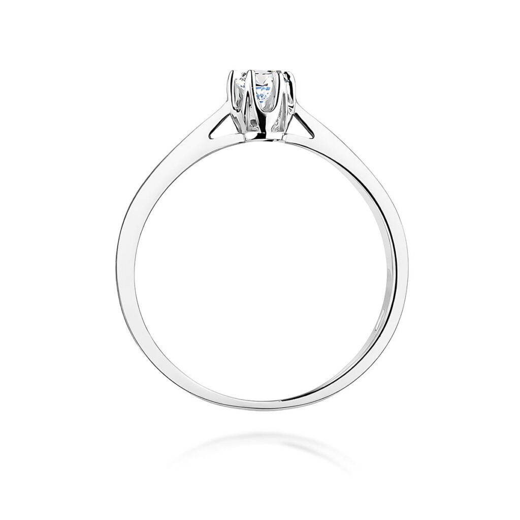 Srebrny pierścionek z diamentem, o prostym, eleganckim designie.