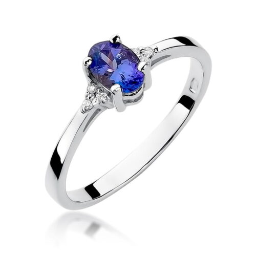 Srebrny pierścionek z owalnym, fioletowym kamieniem i trzema małymi diamentami po bokach.