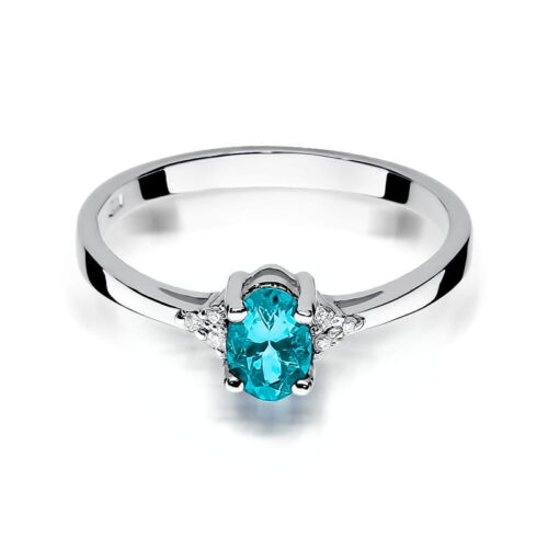Srebrny pierścionek z owalnym, turkusowym kamieniem i dwoma małymi diamentami po bokach.