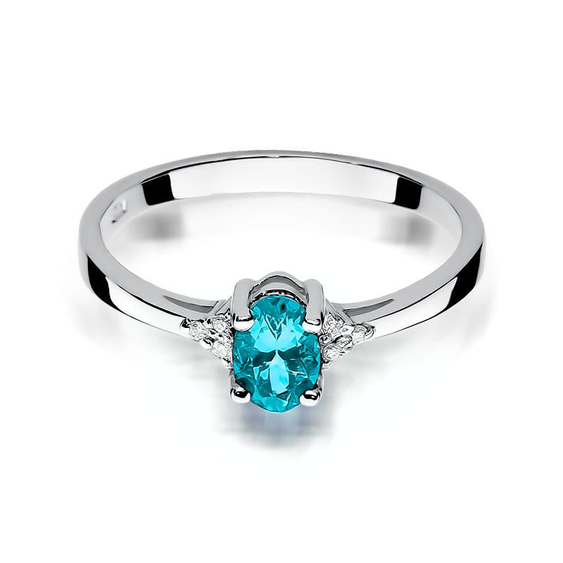 W0301.B3.TOB.01_2 Srebrny pierścionek z owalnym, turkusowym kamieniem i dwoma małymi diamentami po bokach.