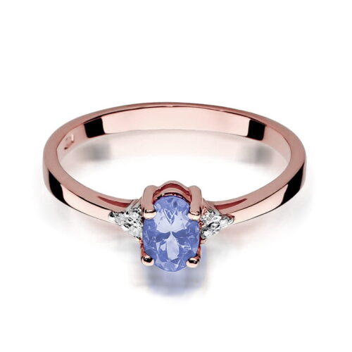Różowe złote pierścionek z owalnym, niebieskim kamieniem i dwoma małymi diamentami po bokach.