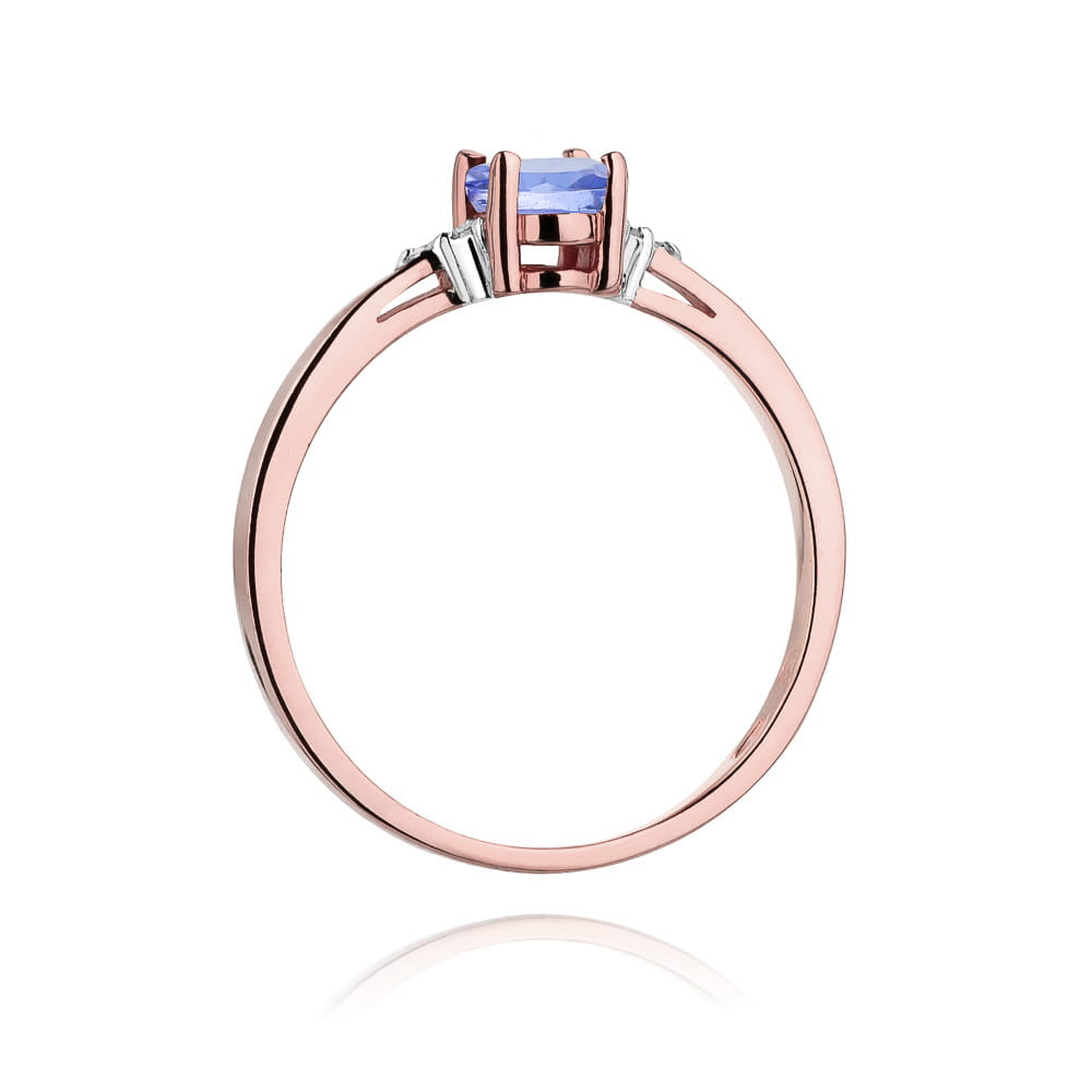 W0301.R3.TAP.01_3 Różowe złote pierścionek z prostokątnym niebieskim kamieniem i delikatnymi zdobieniami po bokach.