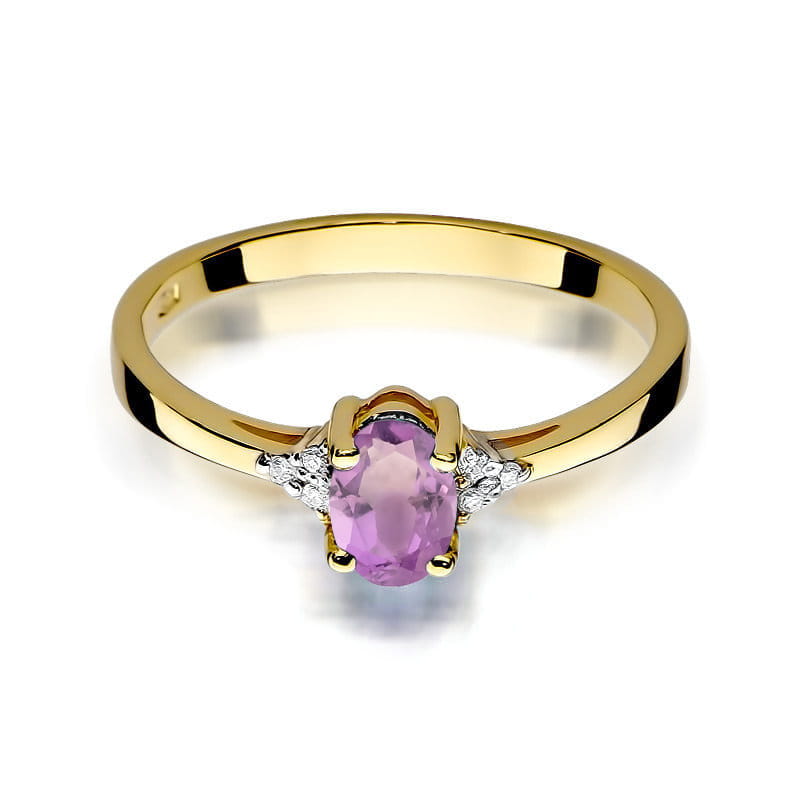 W0301.Z3.AMV.01_2 Złoty pierścionek z owalnym różowym kamieniem i dwoma małymi diamentami po bokach.