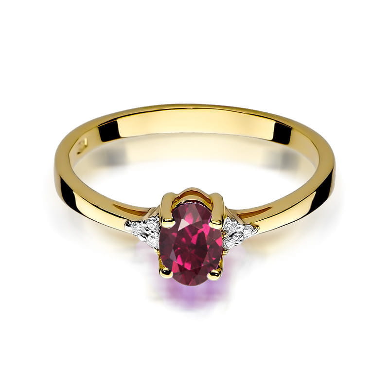 W0301.Z3.RHR.01_2 Złoty pierścionek z owalnym rubinem i dwoma diamentami po bokach.
