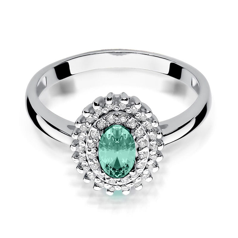 W0303.B3.EMG.01_2 Srebrny pierścionek z owalnym, zielonym kamieniem otoczonym drobnymi diamentami.