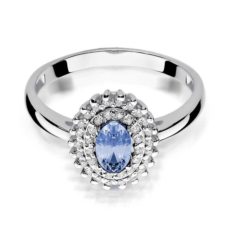 W0303.B3.TAP.01_2 Srebrny pierścionek z owalnym, niebieskim kamieniem otoczonym drobnymi, błyszczącymi cyrkoniami.