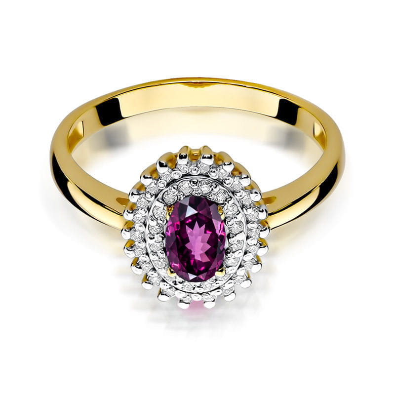 W0303.Z3.RHR.01_2 Złoty pierścionek z owalnym, fioletowym kamieniem otoczonym diamentowymi zdobieniami.