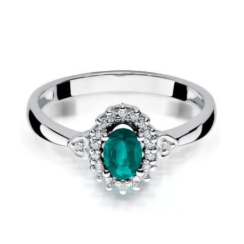 Srebrny pierścionek z owalnym, zielonym kamieniem otoczonym drobnymi diamentami.