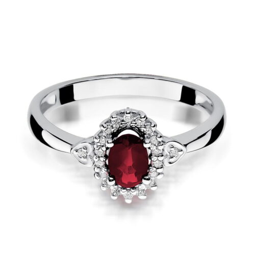 Srebrny pierścionek z owalnym rubinem otoczonym małymi diamentami.