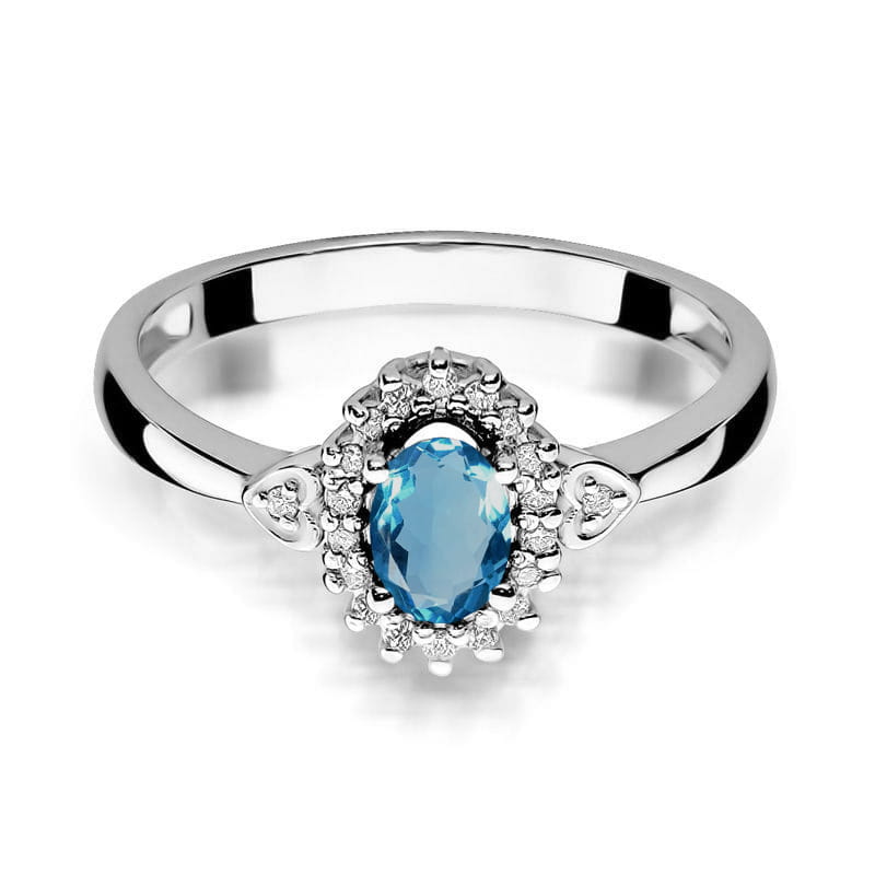W0312.B3.TOL.01_2 Srebrny pierścionek z owalnym, niebieskim kamieniem otoczonym drobnymi diamentami.