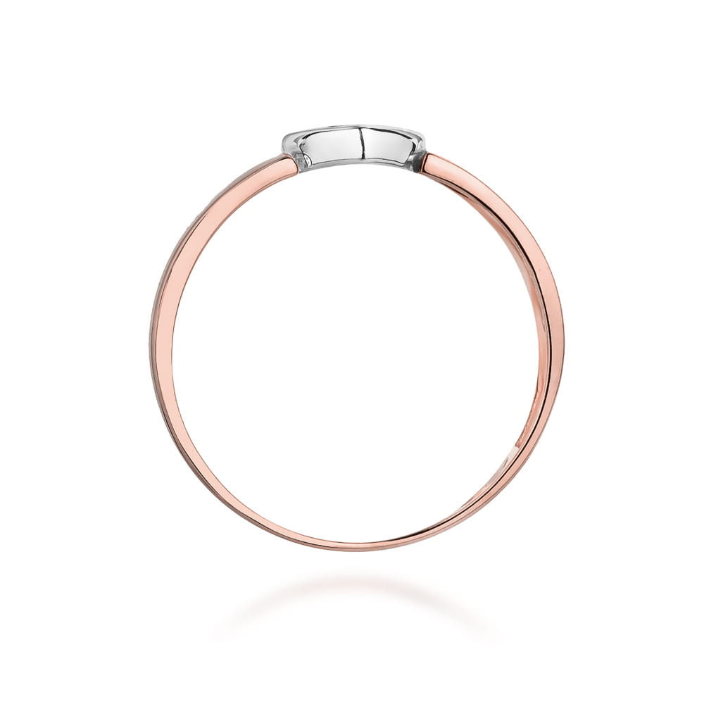 W0314.R3.DIW.01_3 Pierścionek z różowego złota z delikatnym, srebrnym akcentem na górze.
