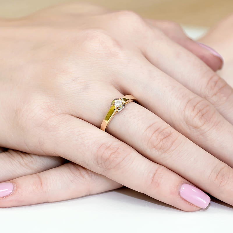 W0320.Z3.LDW.03_4 Złoty pierścionek z diamentem na palcu z różowym manicure.