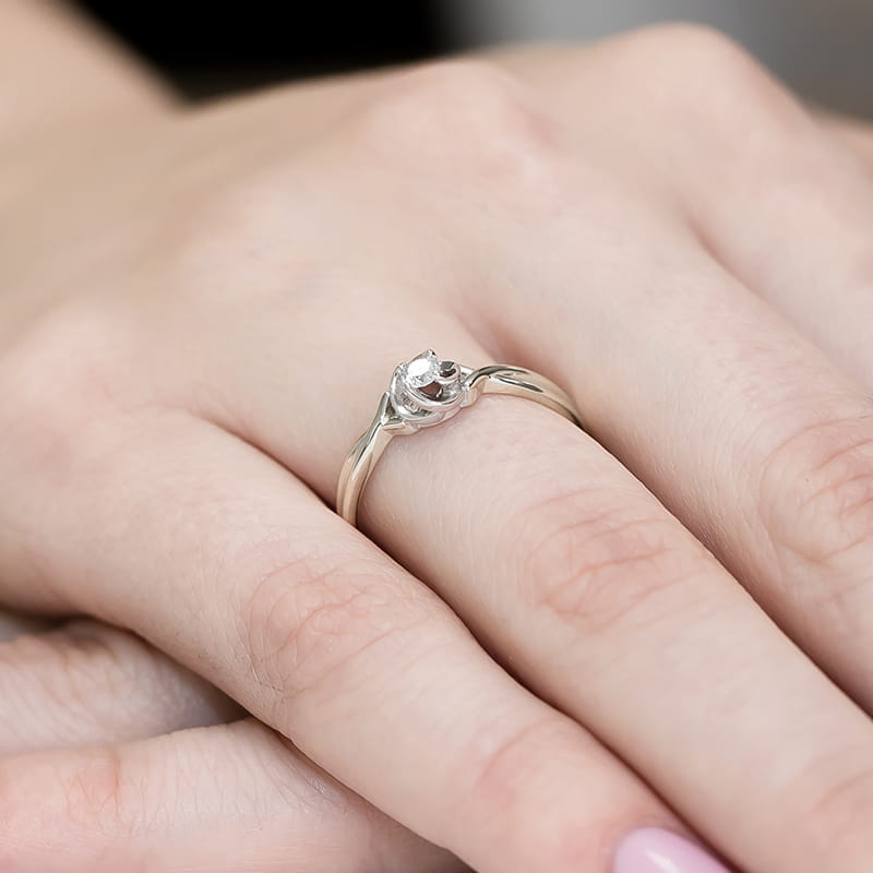 W0329.B3.DIW.01_4 Pierścionek z diamentem na palcu, delikatna złota obrączka z subtelnym wzorem.