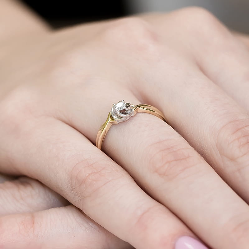 W0329.Z3.LDW.01_4 Złoty pierścionek z diamentem na palcu kobiety.