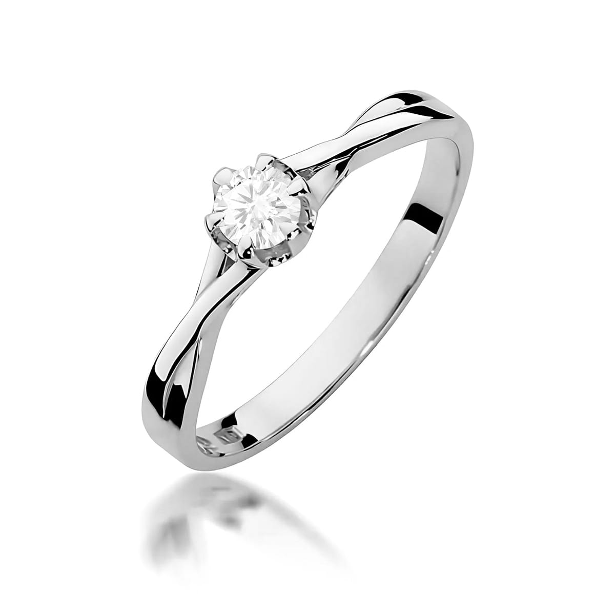 W0340.B3.LDW.05_1 Srebrny pierścionek z diamentem w centralnej części, o eleganckim, minimalistycznym designie.