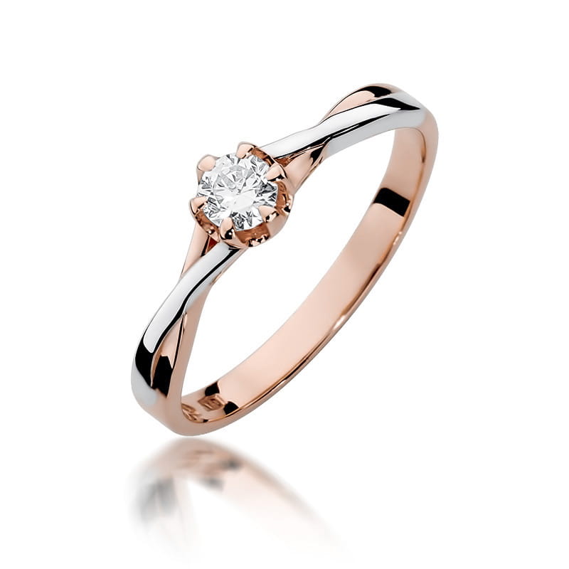 W0340.R3.DIW.05_1 Pierścionek z różowego złota z diamentem w centralnej części, o eleganckim, minimalistycznym designie.