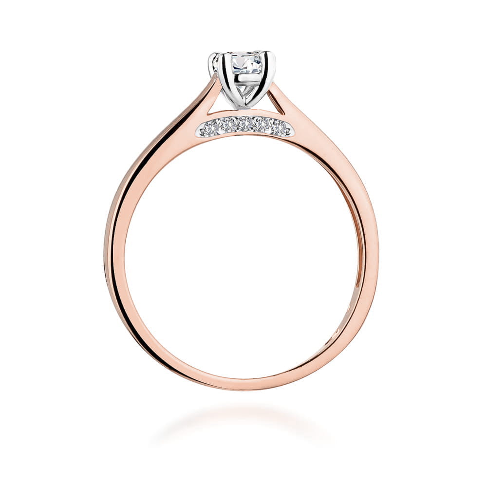 W0341.R3.LDW.01_3 Pierścionek zaręczynowy z diamentem, osadzony na różowym złocie, z drobnymi kamieniami na obrączce.