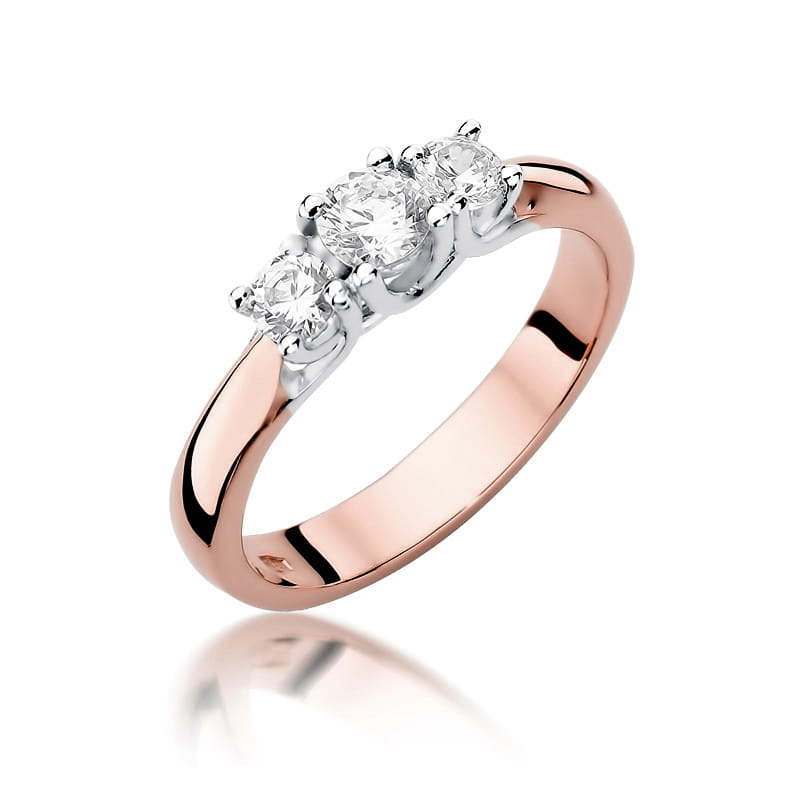 W0344.R3.DIW.01_1 Pierścionek z trzema diamentami, osadzony na różowym złocie, z błyszczącą powierzchnią.