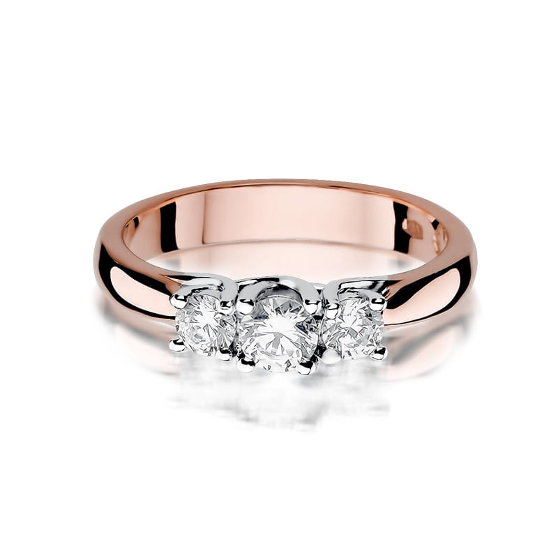 W0344.R3.DIW.01_2 Pierścionek z trzema diamentami, osadzony na różowym złocie, z błyszczącą, gładką obrączką.