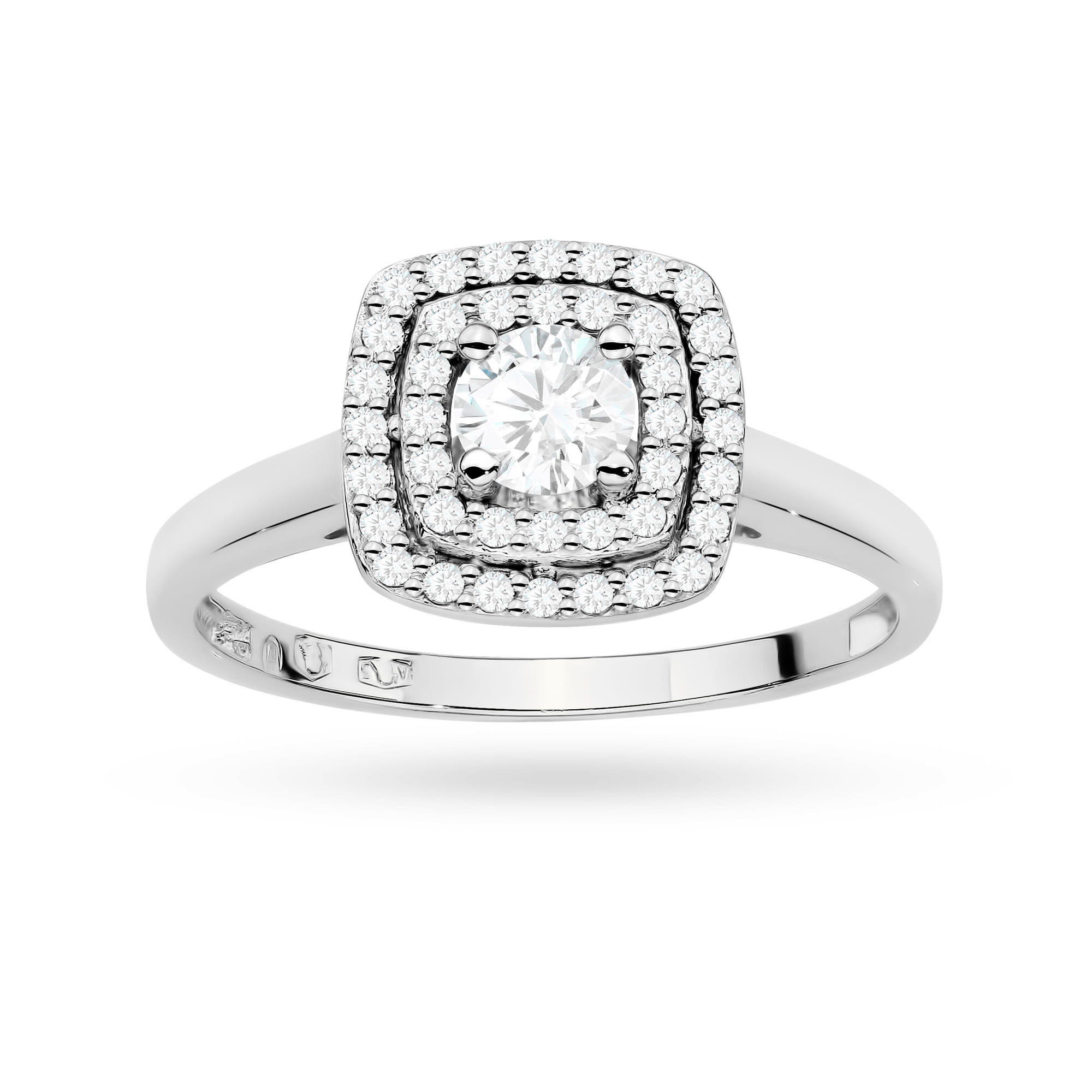 W0345.B3.LDW.01_4 Srebrny pierścionek z centralnym diamentem otoczonym mniejszymi kamieniami, o kwadratowej formie.