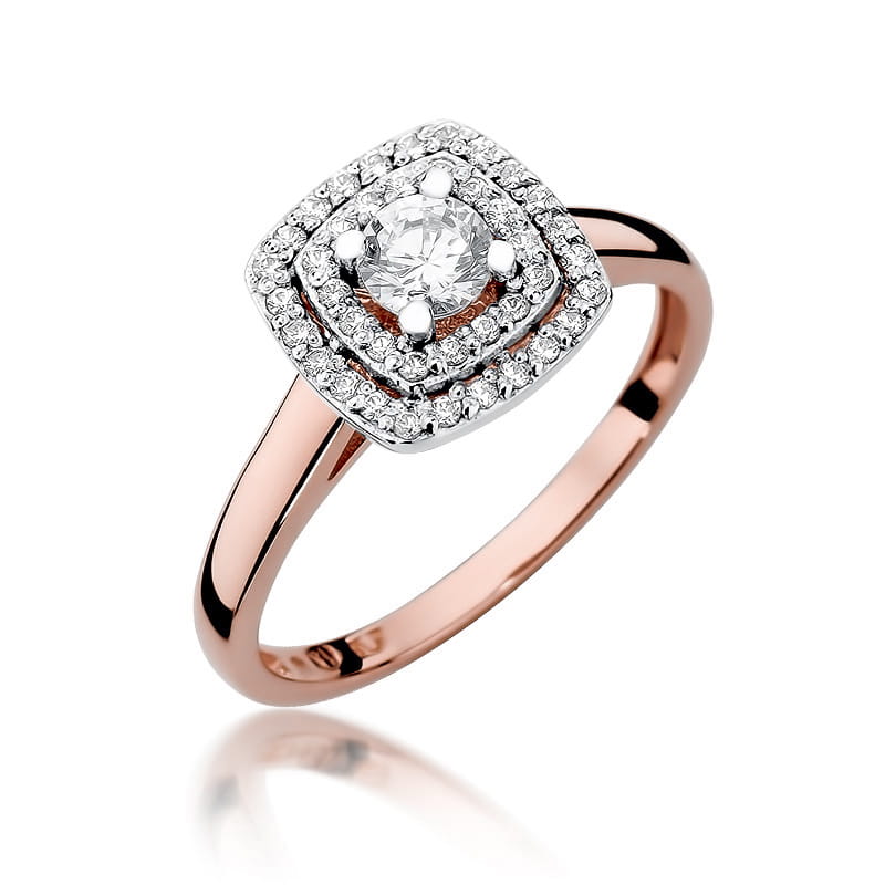 W0345.R3.DIW.01_1 Pierścionek z okrągłym diamentem otoczonym mniejszymi kamieniami, na różowym złotym tle.