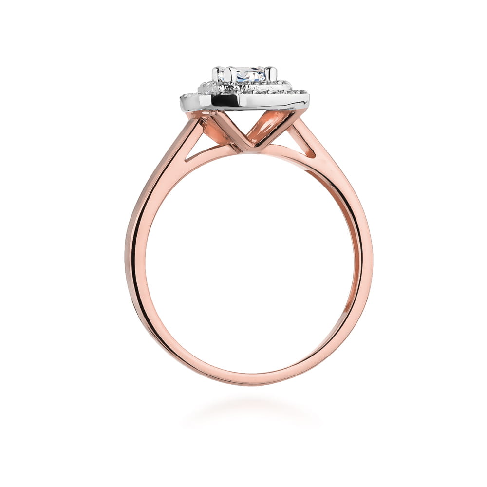 W0345.R3.DIW.01_3 Różowe złote pierścionek z diamentem w centralnej części, otoczony mniejszymi kamieniami.