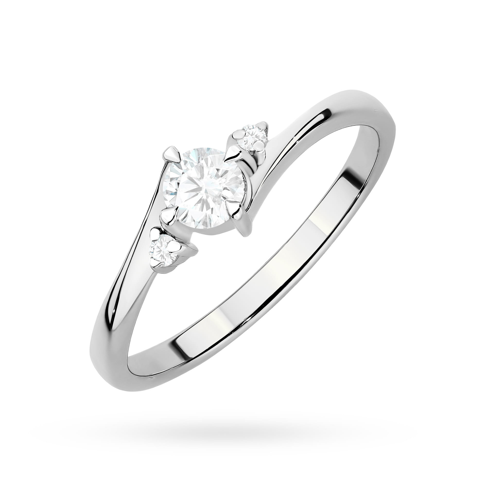 W0346.B3.LDW.02_1 Srebrny pierścionek z centralnym diamentem i dwoma mniejszymi kamieniami po bokach.