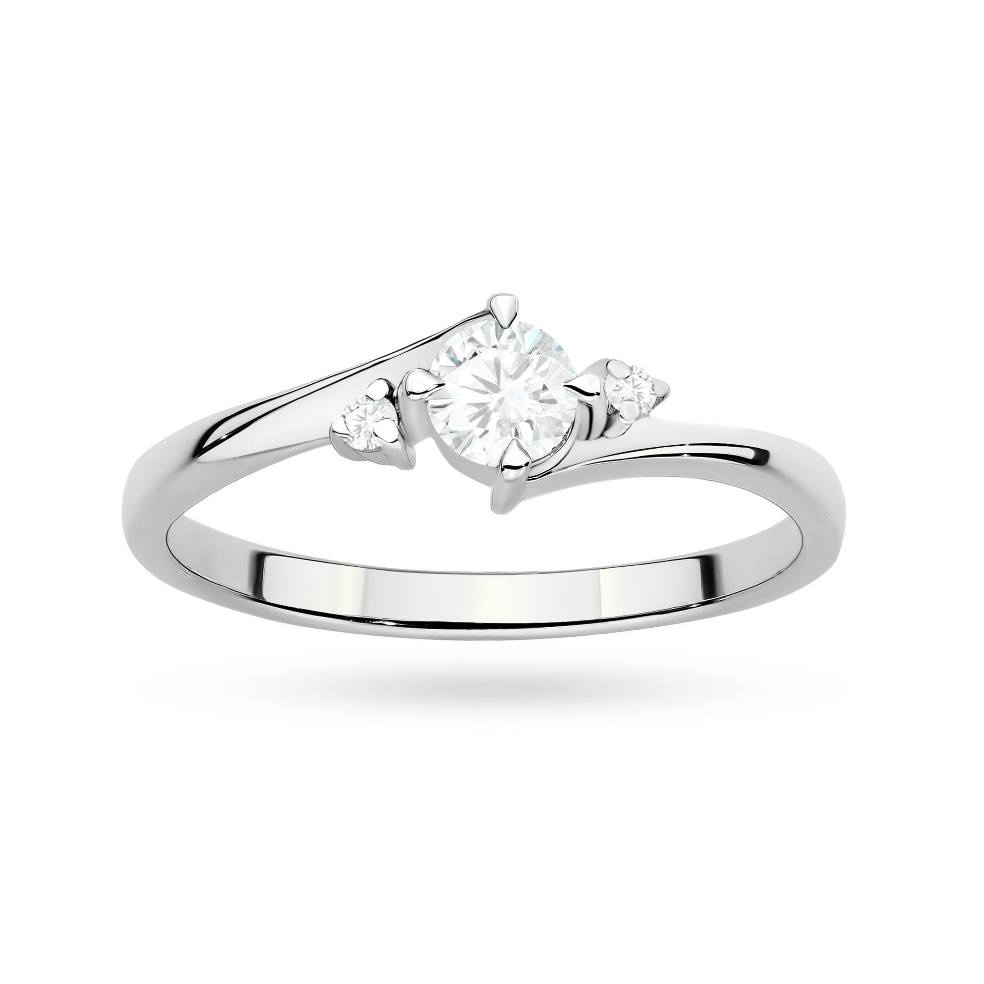 W0346.B3.LDW.02_4 Srebrny pierścionek z centralnym diamentem i dwoma mniejszymi kamieniami po bokach.