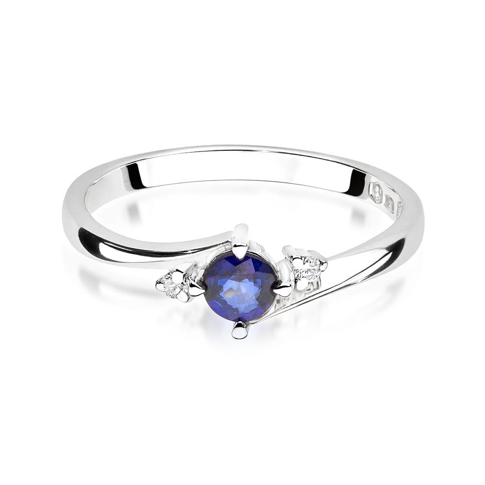 W0346.B3.SAB.02_4 Srebrny pierścionek z okrągłym, niebieskim kamieniem i dwoma małymi diamentami po bokach.