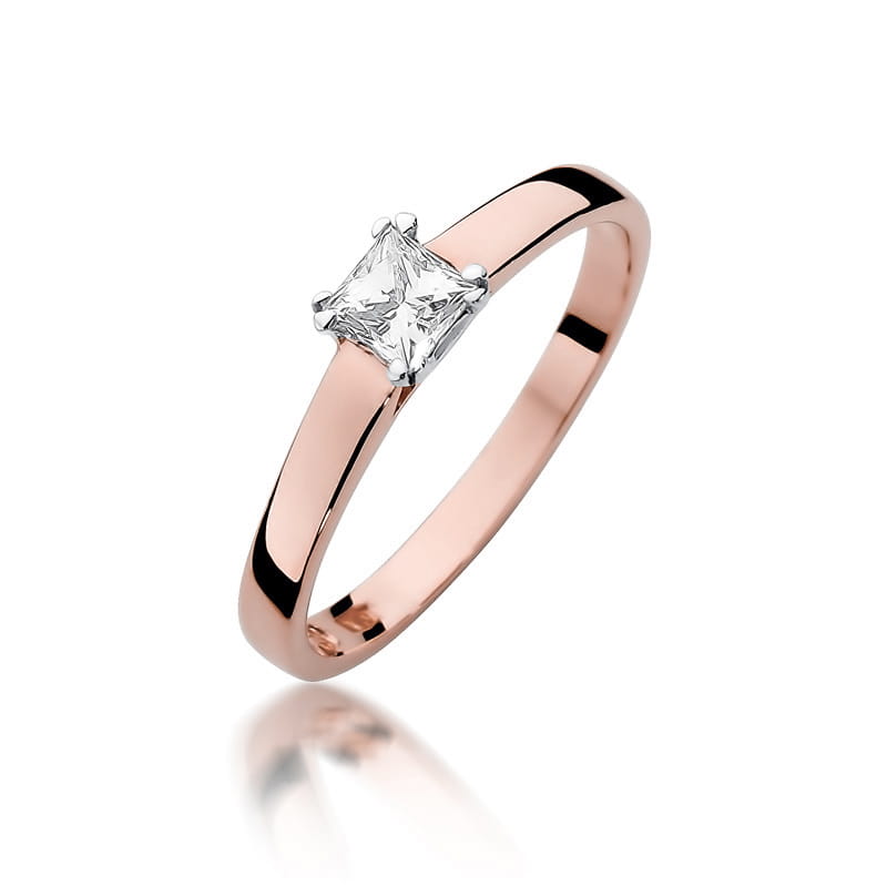 W0347.R3.DIW.01_1 Złoty pierścionek z diamentem w kształcie kwadratu osadzonym na cienkiej obrączce.