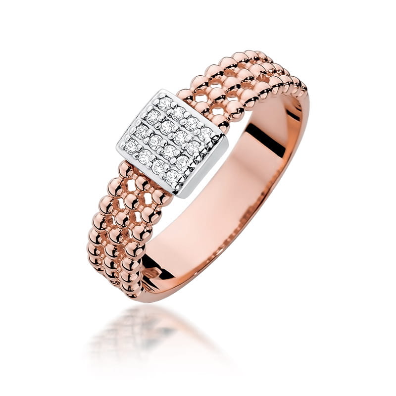 W0353.R3.DIW.01_1 Pierścionek z różowego złota z ozdobnym kwadratowym elementem wysadzanym diamentami.