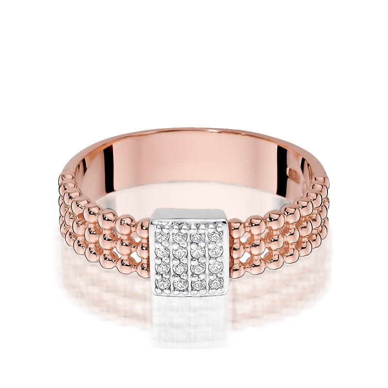 W0353.R3.DIW.01_2 Różowe złote pierścionek z ozdobnym kwadratem pokrytym błyszczącymi kamieniami.