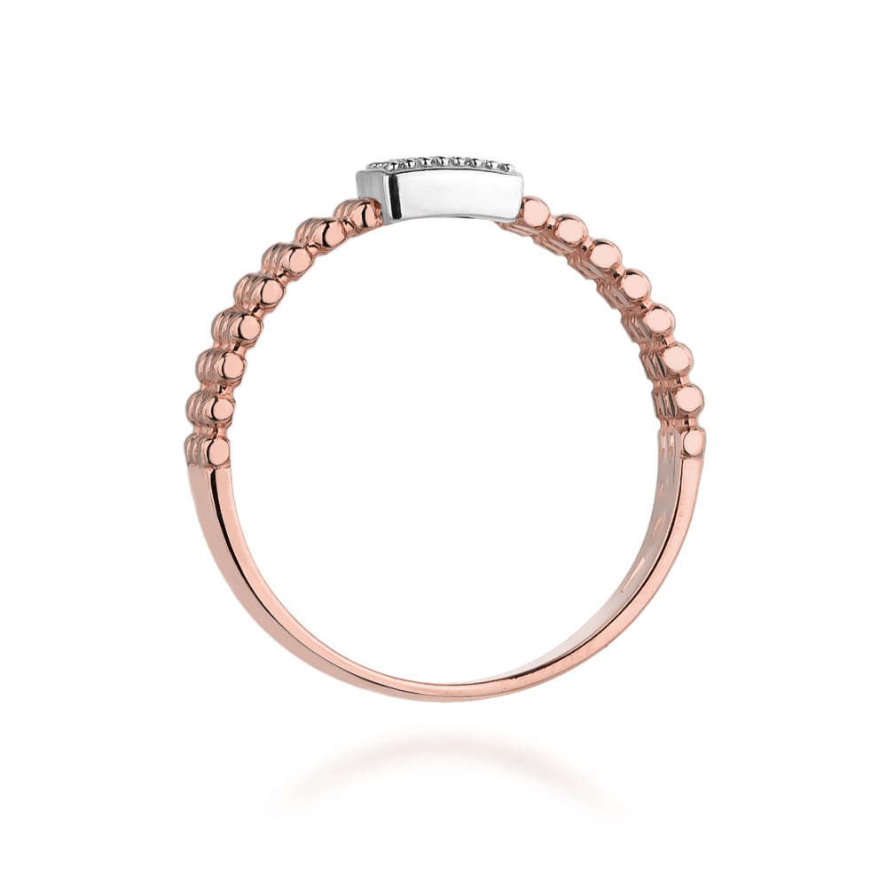 W0353.R3.DIW.01_3 Różowe złote pierścionek z drobnymi kulkami i prostokątnym, błyszczącym kamieniem na górze.