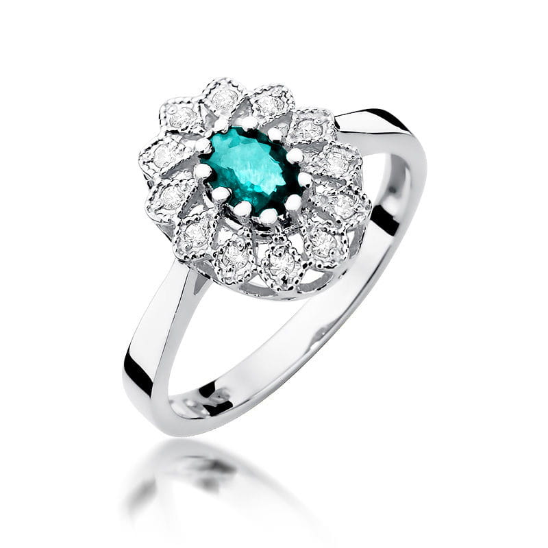 W0354.B3.EMG.01_1 Srebrny pierścionek z zielonym kamieniem w kształcie kwiatu, otoczony diamentami.