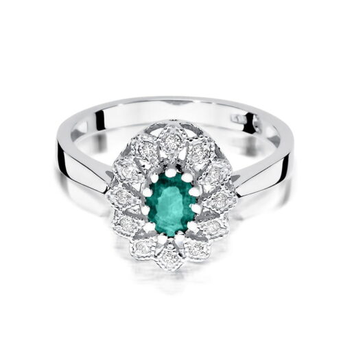 Srebrny pierścionek z owalnym szmaragdem otoczonym diamentami w kształcie kwiatu.