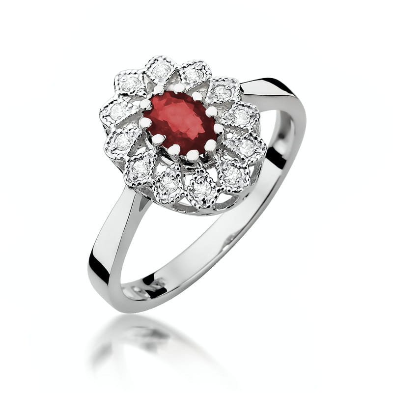 W0354.B3.RUR.01_1 Srebrny pierścionek z czerwonym kamieniem w kształcie kwiatu, otoczony małymi diamentami.
