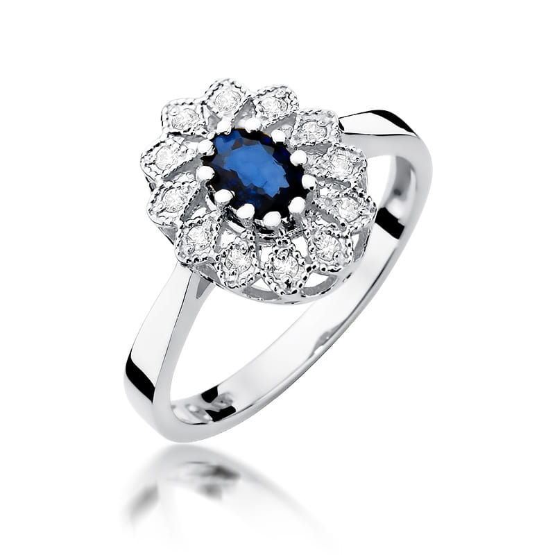 W0354.B3.SAB.01_1 Srebrny pierścionek z niebieskim szafirem otoczonym diamentami w kształcie kwiatu.