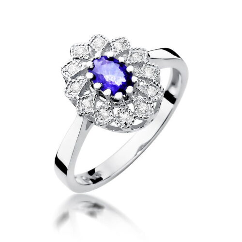 Srebrny pierścionek z niebieskim kamieniem w kształcie kwiatu, otoczony diamentowymi zdobieniami.