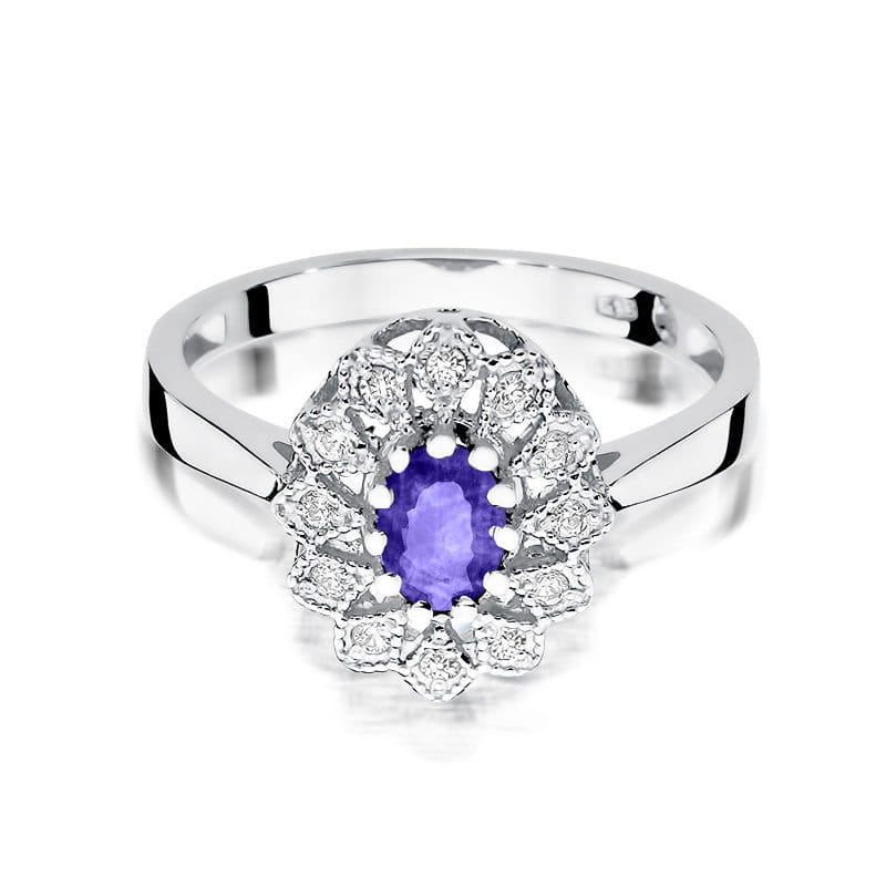 W0354.B3.TAP.01_2 Srebrny pierścionek z fioletowym kamieniem w centralnej części, otoczony diamentowymi zdobieniami.