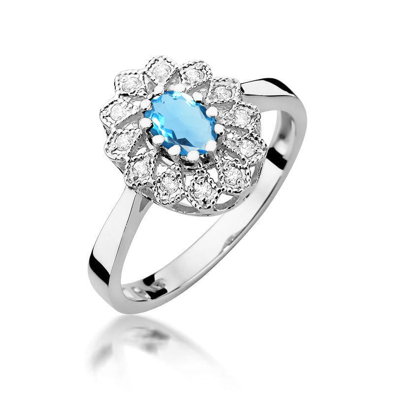 W0354.B3.TOB.01_1 Srebrny pierścionek z niebieskim kamieniem w kształcie owalnym, otoczony drobnymi diamentami.