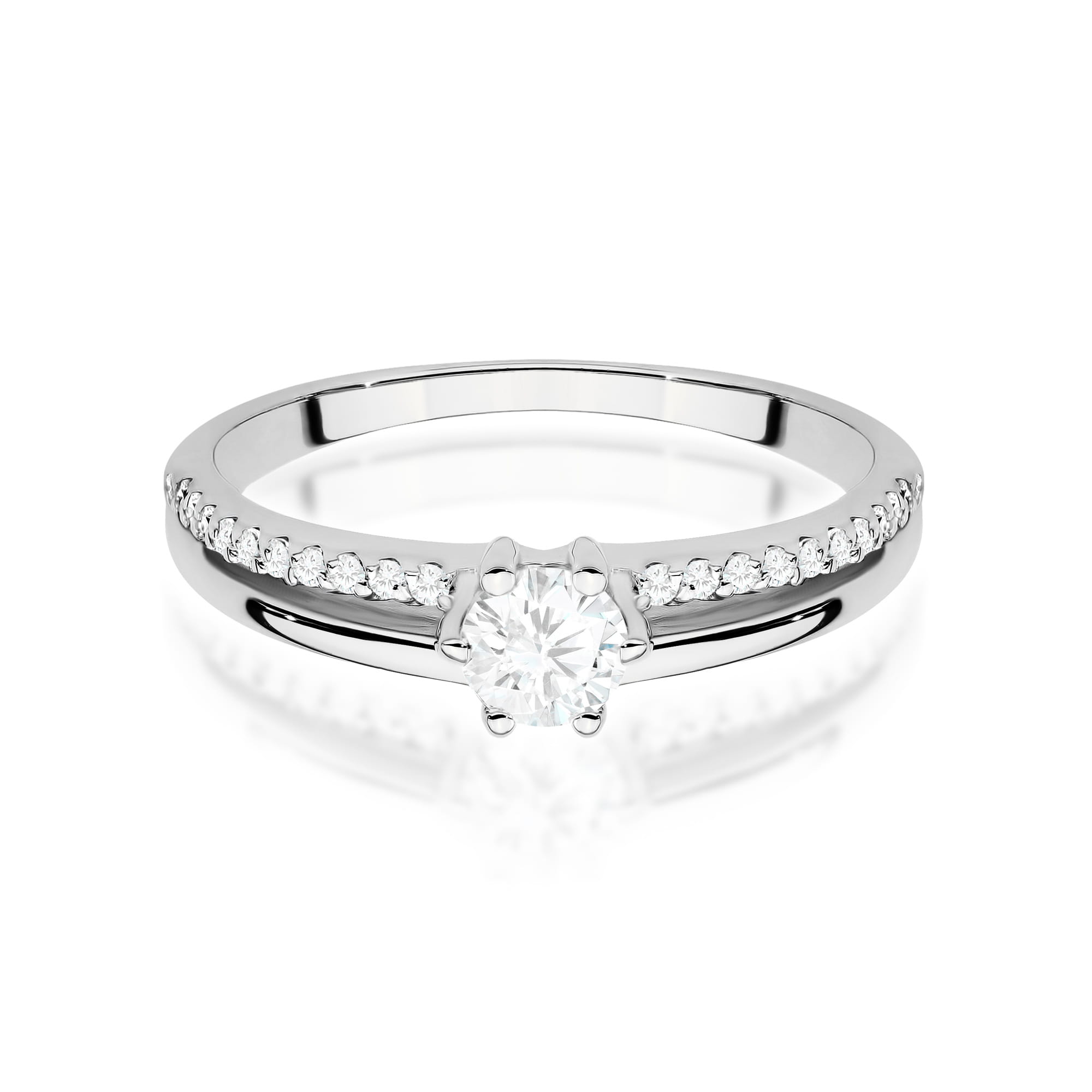 W0355.B3.LDW.01_2 Srebrny pierścionek z diamentem w centralnej części i drobnymi kamieniami wzdłuż obrączki.