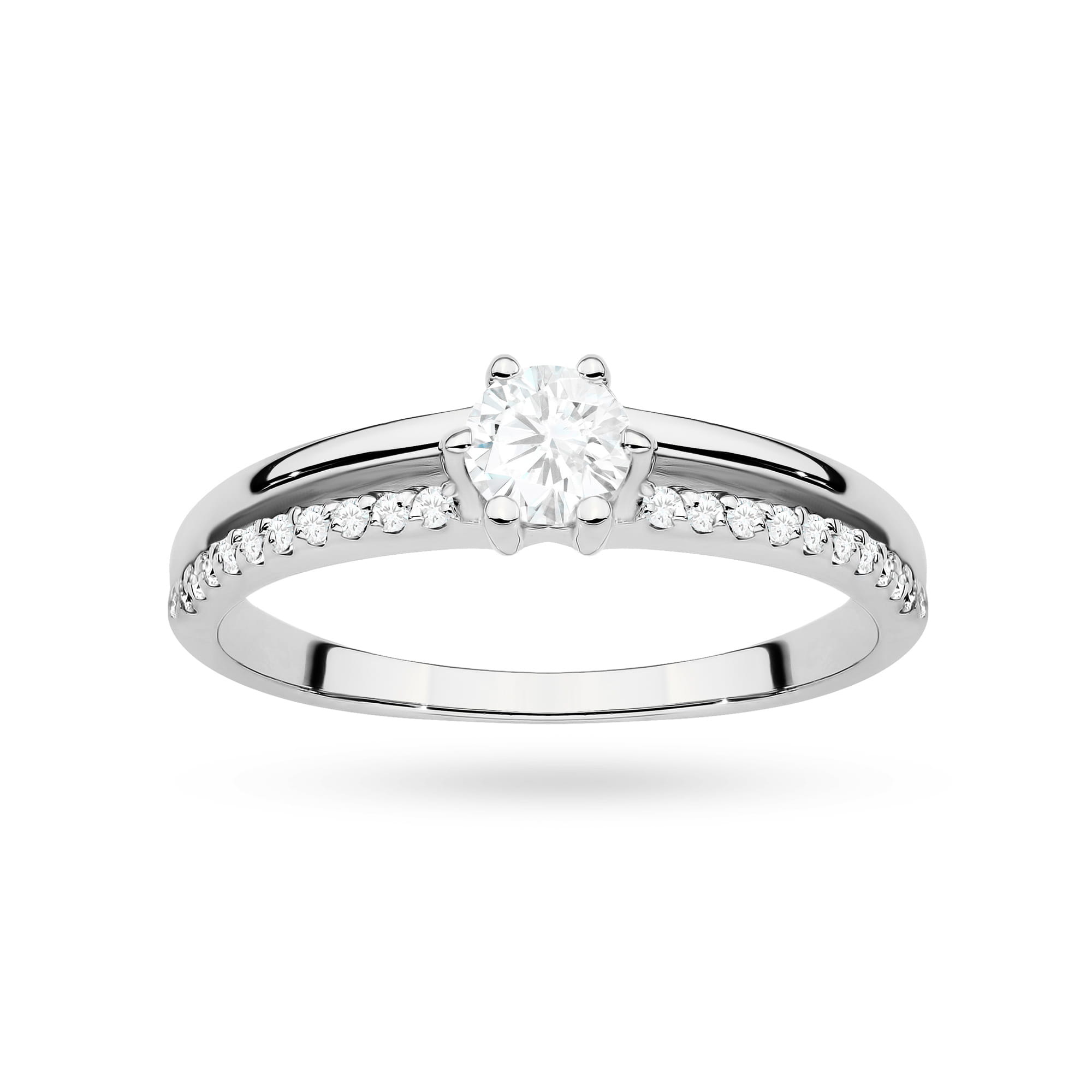 W0355.B3.LDW.01_4 Srebrny pierścionek z centralnym diamentem i drobnymi kamieniami wzdłuż obrączki.